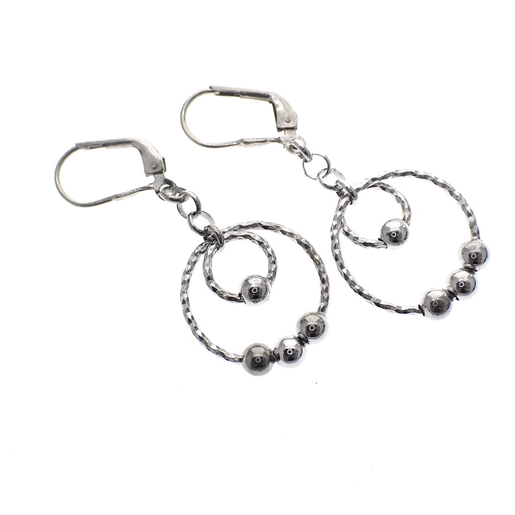 Geestig Duplicaat lexicon Zilveren oorbellen met twee ringen en bolletjes | Ø 18 mm - Juweelwinkel.nl