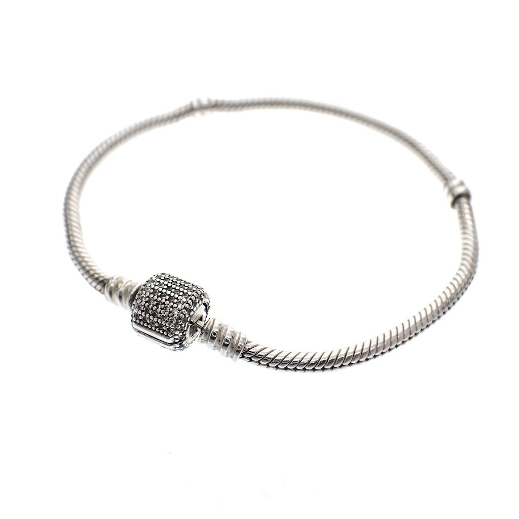Excentriek het formulier Waar Pandora armband; Zilver; Sprankelende Snake Chain met pavé sluiting | 19 cm  - Juweelwinkel.nl