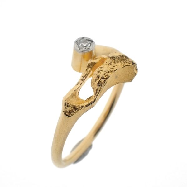 18 karaat geelgouden fantasie ring met een dynamisch natuurlijke vorm en 0,01 t. diamant