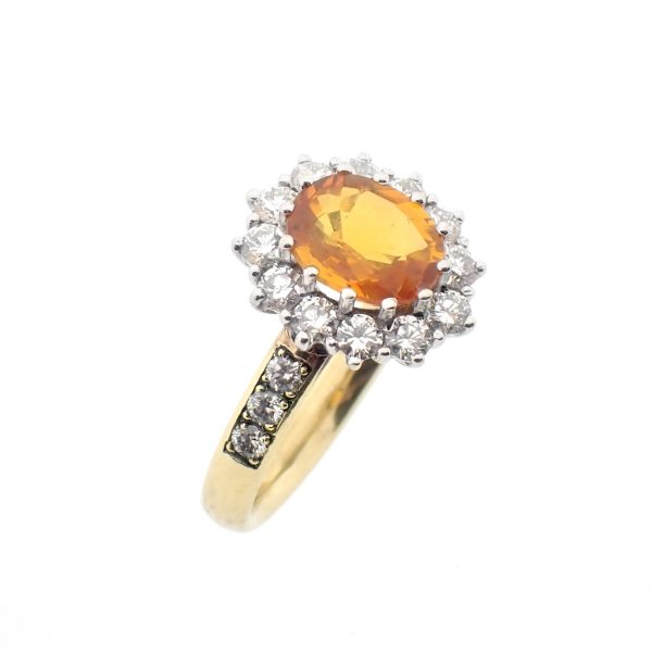 14 karaat geelgouden ring met geel/oranje saffier steen en 0,63 ct. diamanten