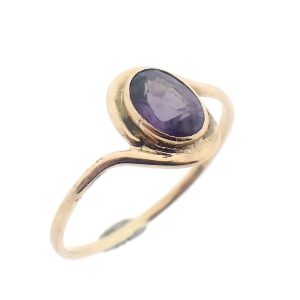 14 karaat geelgouden ring met paarse saffier