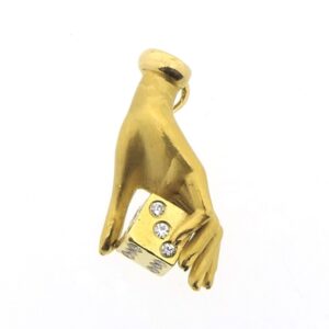 18 karaat geelgouden hanger met hand en dobbelsteen met totaal 0,20 ct. diamanten van het merk Carrera y Carrera Bonadea/Las Manos