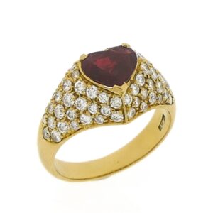 14 karaat geelgouden ring met hartsteen geslepen robijn en ca. 1,00 ct. diamanten