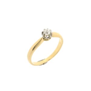 18 karaat geelgouden soliair ring gezet met een ca. 0,14 ct. bolsjewiek diamant