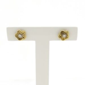 14 karaat gouden oorstekers van een bloem met diamant | 0,06 ct.