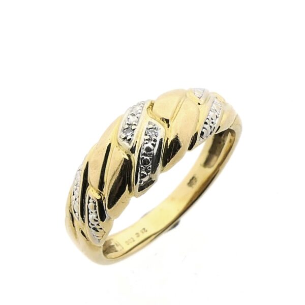 14 karaat gebolde ring met diamant