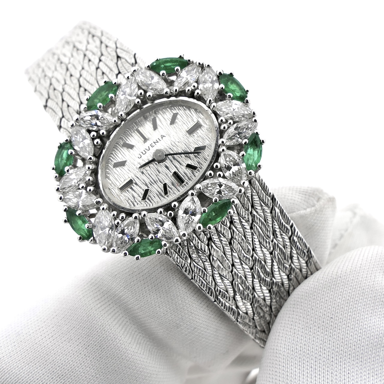 https://www.juweelwinkel.nl/wp-content/uploads/2024/07/Juvenia-white-gold-ladies-watch-with-diamonds-and-emeralds-7508-12.jpg