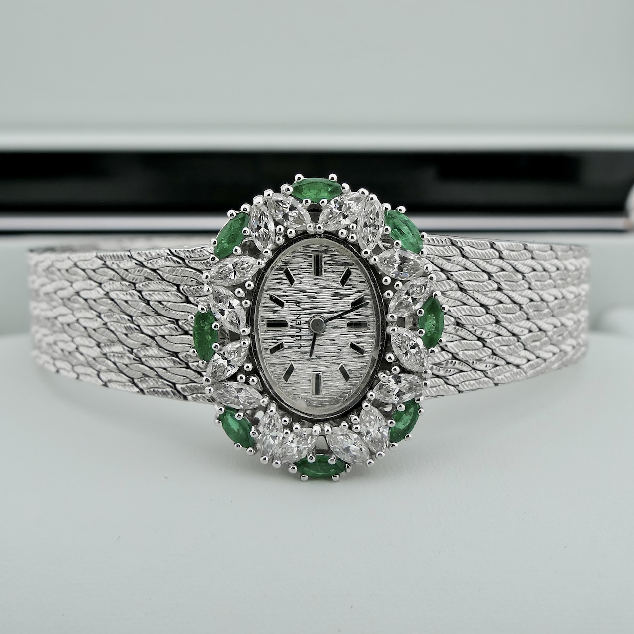 https://www.juweelwinkel.nl/wp-content/uploads/2024/07/Juvenia-white-gold-ladies-watch-with-diamonds-and-emeralds-7508-22.jpg