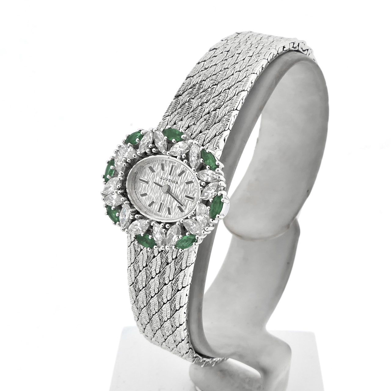 https://www.juweelwinkel.nl/wp-content/uploads/2024/07/Juvenia-white-gold-ladies-watch-with-diamonds-and-emeralds-7508-5.jpg