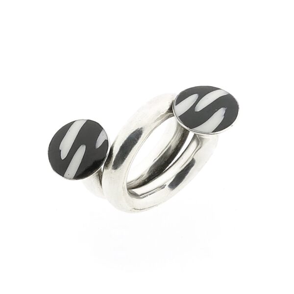 Artistieke zilveren dames ring met onyx en emaille