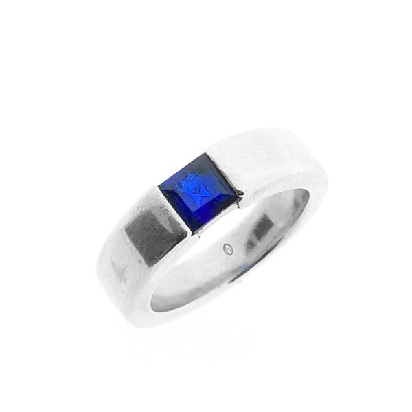 Zilveren ring met synthetische blauwe edelsteen