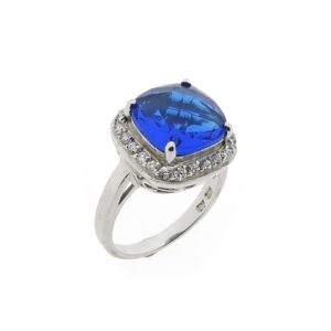 zilveren ring gezet met heldere en blauwe zirconia stenen