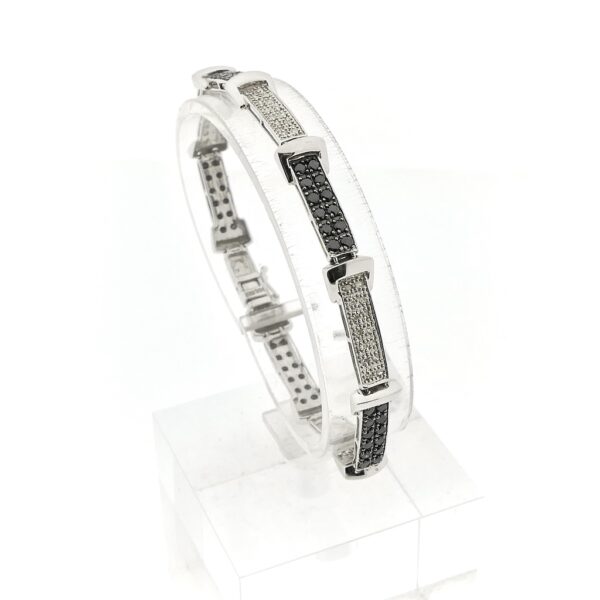 14 karaat witgouden armband met totaal 0,95 ct. diamanten; heldere en zwarte diamanten