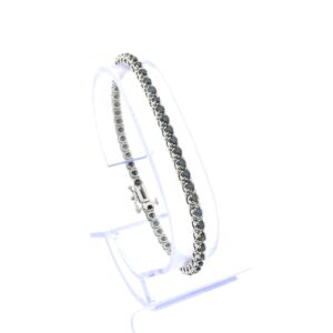 14 karaat witgouden armband gezet met blauwe diamanten met een totaal van 2,75 ct.