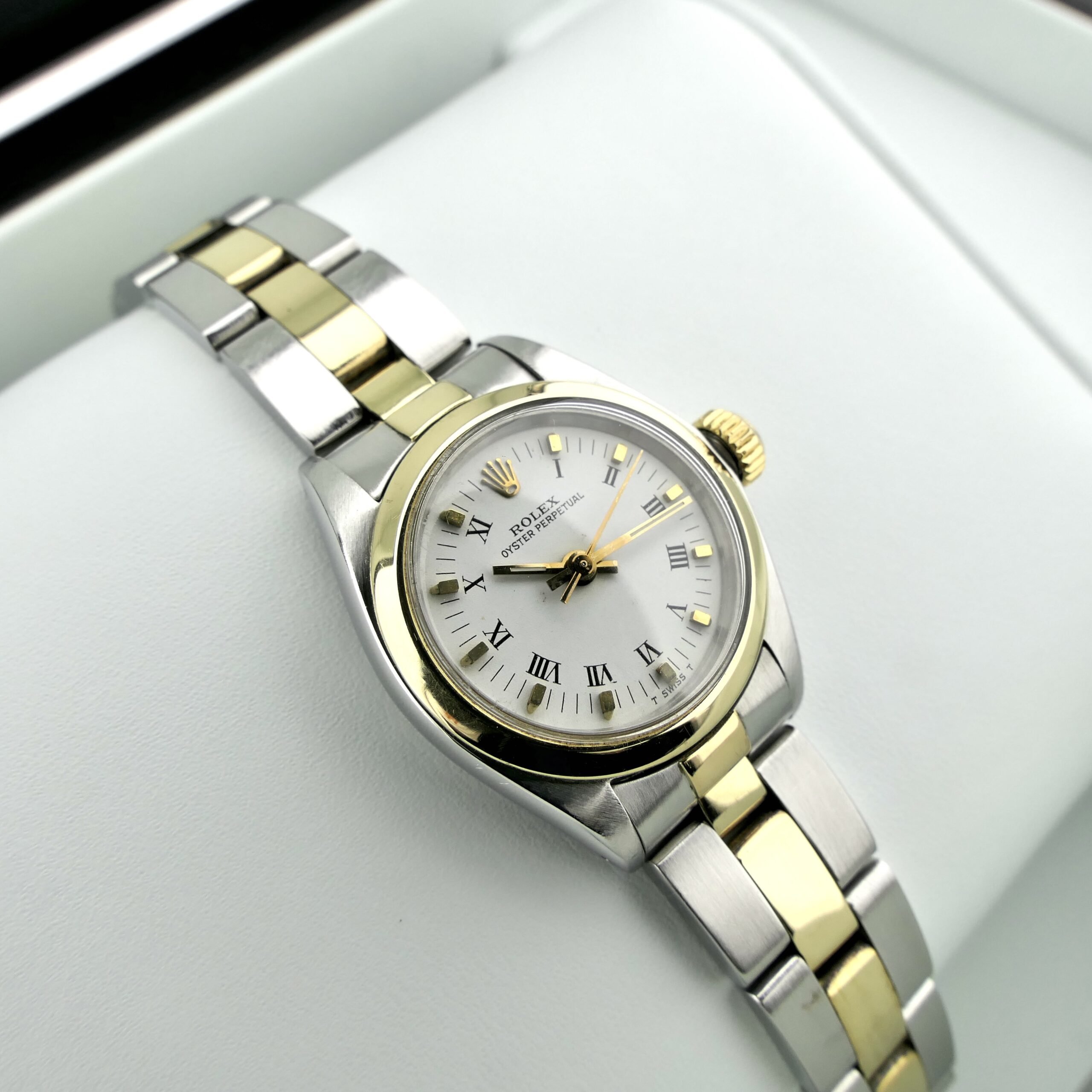 https://www.juweelwinkel.nl/wp-content/uploads/2024/10/Rolex-Oyster-Perpetual-26mm-6718-16-scaled.jpg