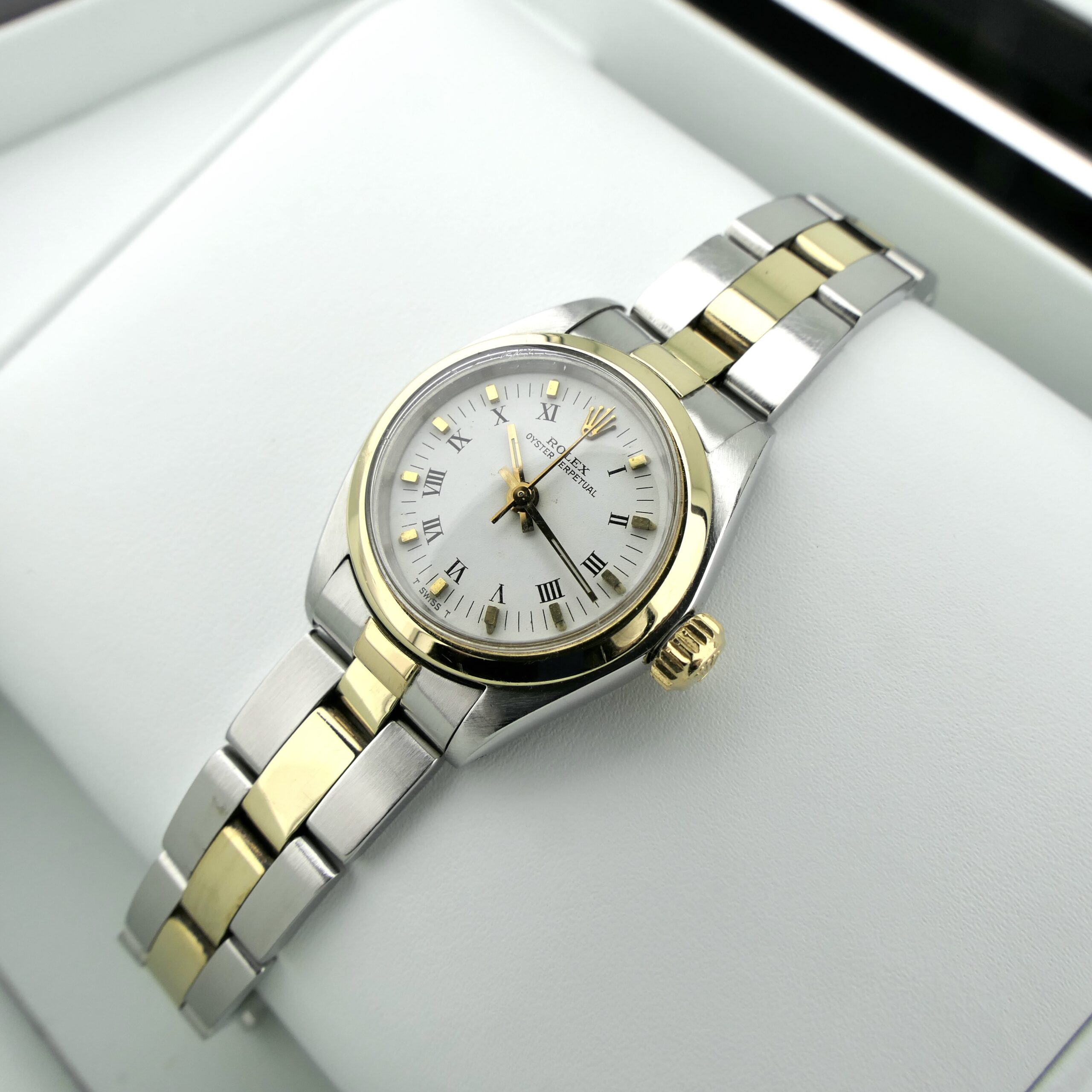 https://www.juweelwinkel.nl/wp-content/uploads/2024/10/Rolex-Oyster-Perpetual-26mm-6718-18-scaled.jpg