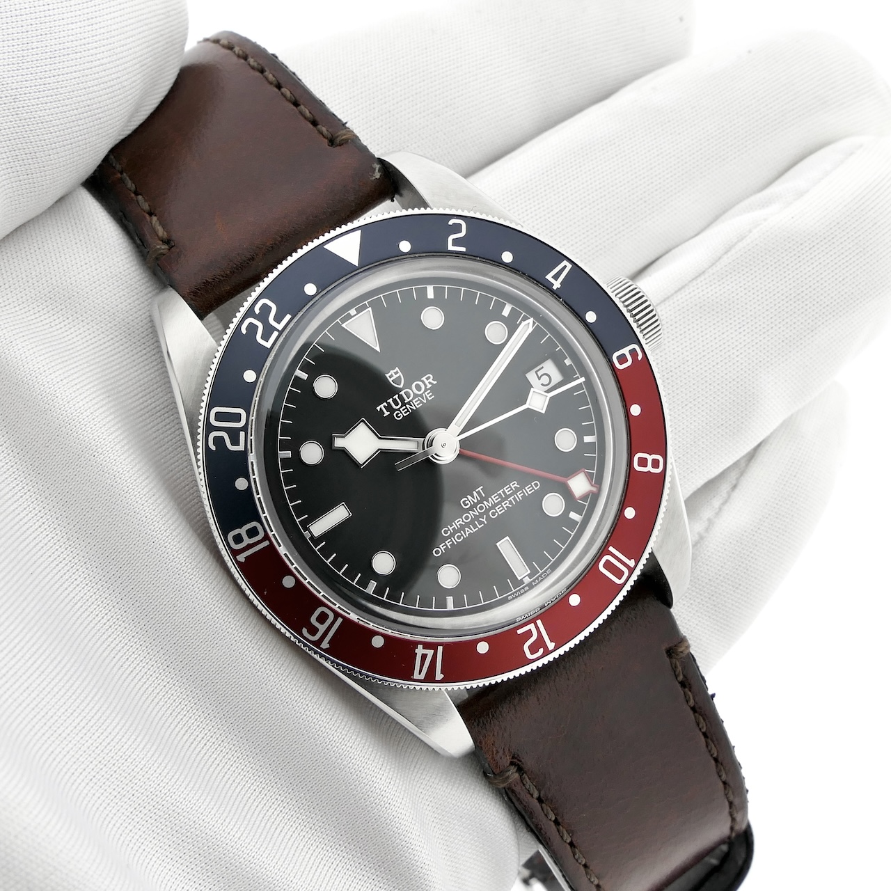 https://www.juweelwinkel.nl/wp-content/uploads/2024/10/Tudor-Black-Bay-GMT-M79830RB-0003-6.jpg