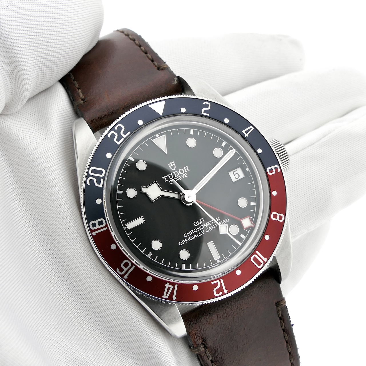 https://www.juweelwinkel.nl/wp-content/uploads/2024/10/Tudor-Black-Bay-GMT-M79830RB-0003-7.jpg