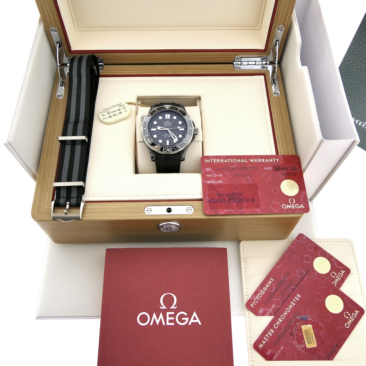 https://www.juweelwinkel.nl/wp-content/uploads/2024/10/omega-seamaster-diver-300m-Co-Axial-master-chronometer-43.5mm-210.92.44.20.01.002-24.jpg