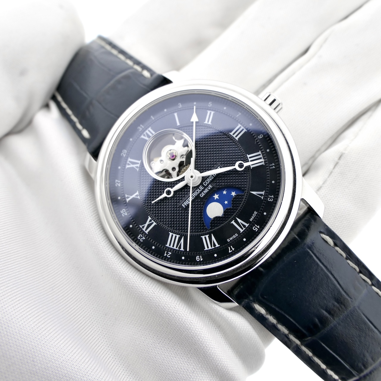 https://www.juweelwinkel.nl/wp-content/uploads/2024/11/Frederique-Constant-Classics-Automatic-Moonphase-Hearth-Beat-FC-335MCNW4P26-16.jpg