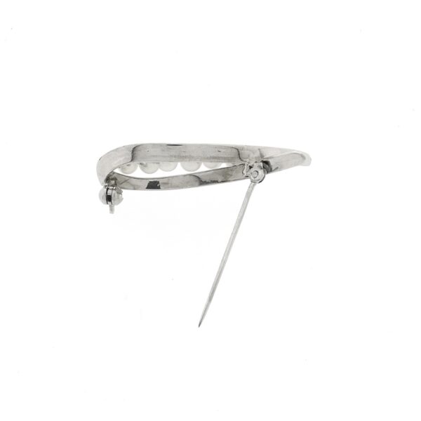 18 Krt. Witgouden broche gezet met parel en diamant | 0,09 ct.