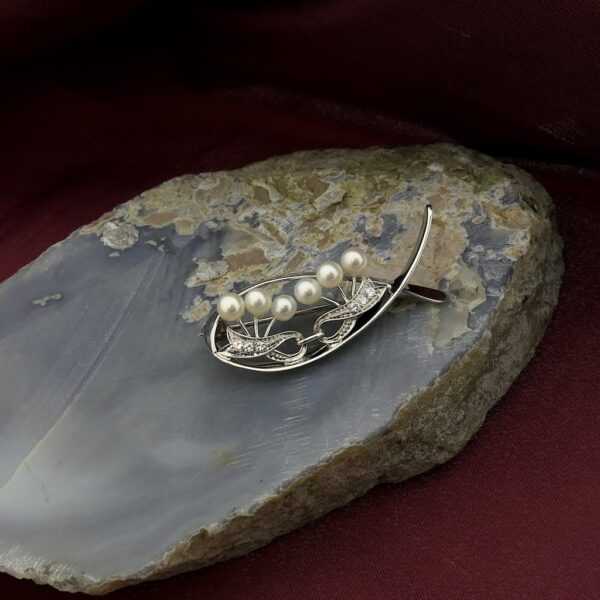18 Krt. Witgouden broche gezet met parel en diamant | 0,09 ct.