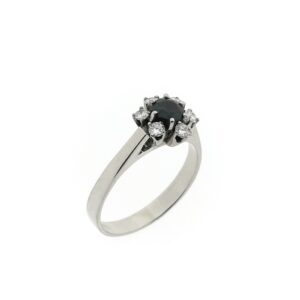 14 karaat witgouden ring gezet met een saffier en totaal 0,24 ct. diamanten