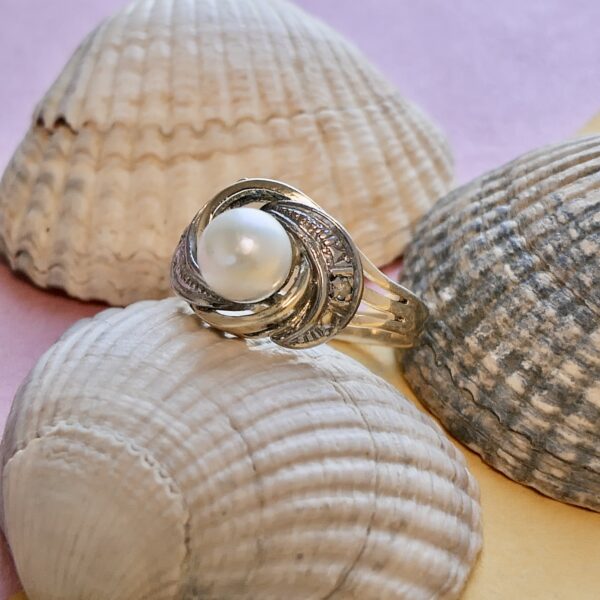 Vintage bicolor gouden ring met parel en diamant | 0,02 ct.
