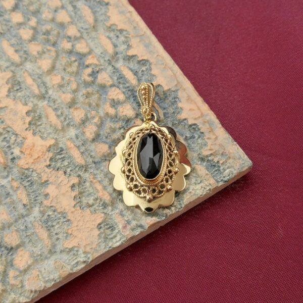 Vintage gouden hanger met granaat