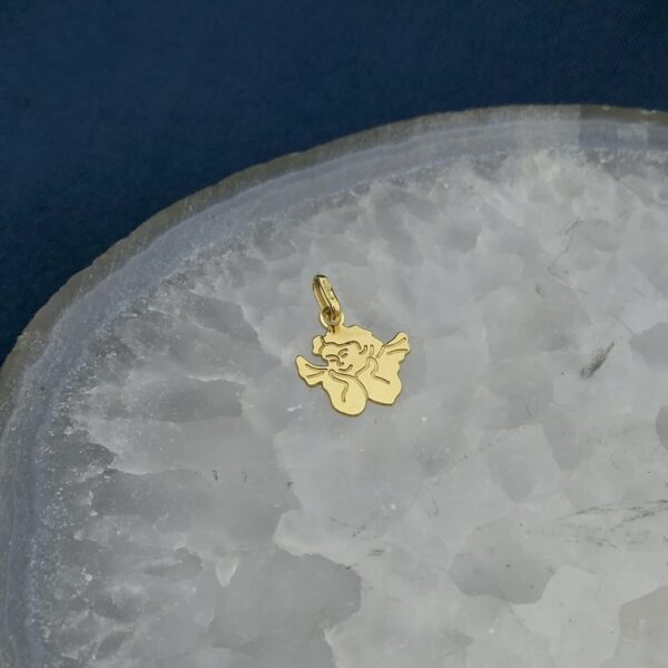 Gouden hanger van een engel
