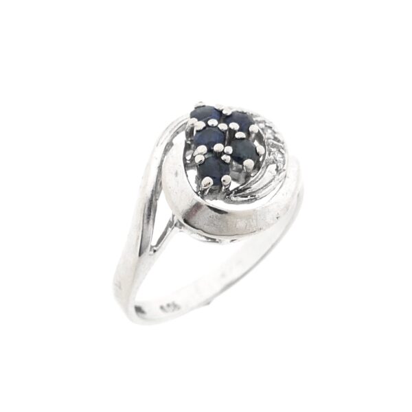 14 karaat witgouden ring gezet met saffier en totaal 0,06 ct. diamanten