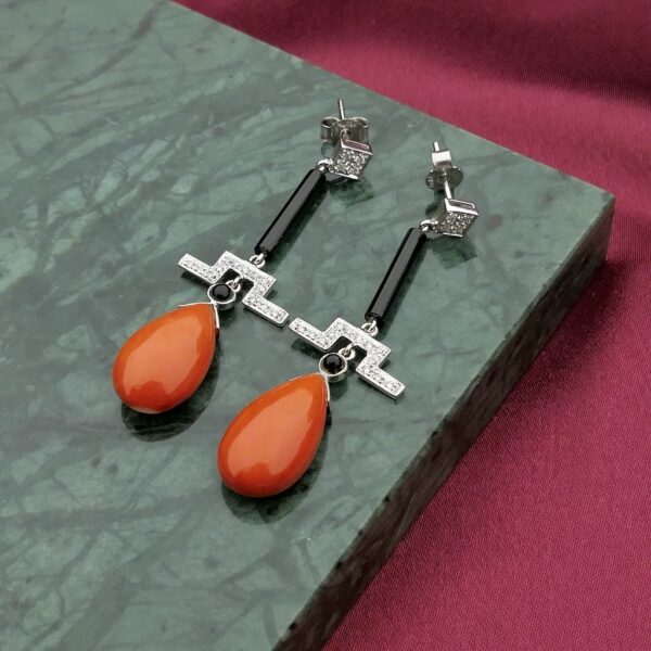18 Krt. Witgouden oorstekers met onyx, bloedkoraal en diamant | 0,17 ct.