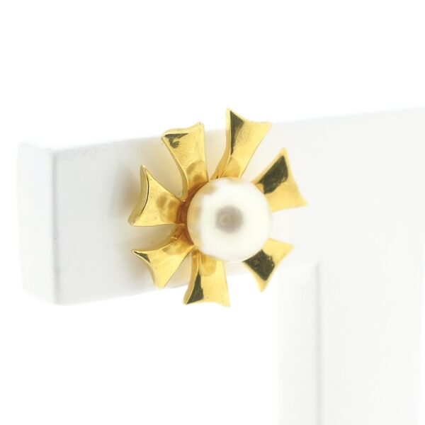 Gouden florale oorstekers met cultivé parel