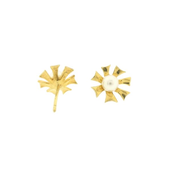 Gouden florale oorstekers met cultivé parel