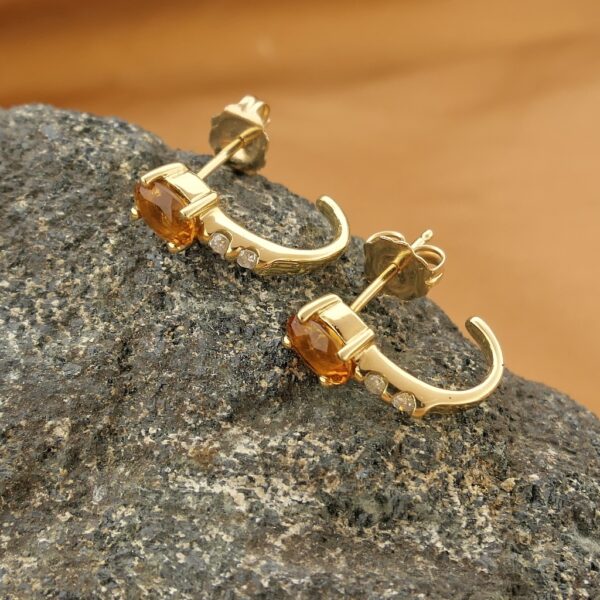 Gouden oorstekers met citrien en diamant | 0,08 ct.