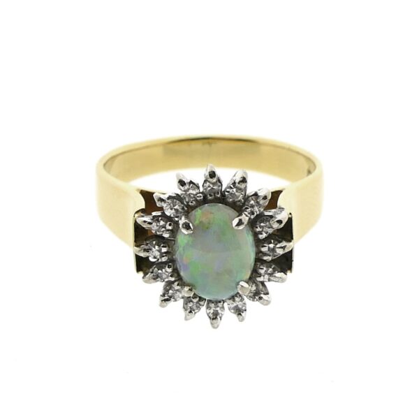18 Krt. Gouden ring met opaal en entourage van diamanten | 0,16 ct.