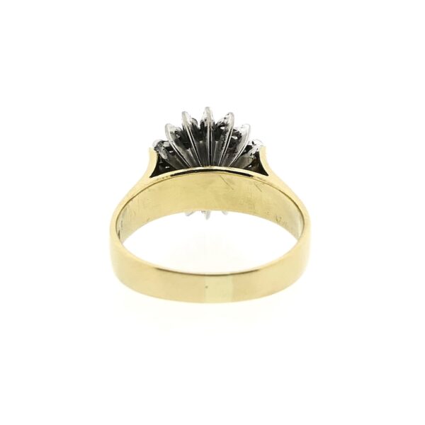 18 Krt. Gouden ring met opaal en entourage van diamanten | 0,16 ct.